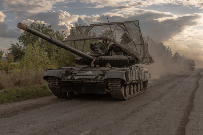 Xe tăng T-64 Ukraine di chuyển tại tỉnh Sumy, gần biên giới Nga, vào ngày 11/8. Ảnh: AFP