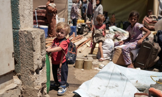 Trẻ em Palestine chờ sơ tán khỏi một ngôi trường ở phía đông thành phố Deir al-Balah, miền trung Dải Gaza, ngày 16/8. Ảnh: AP