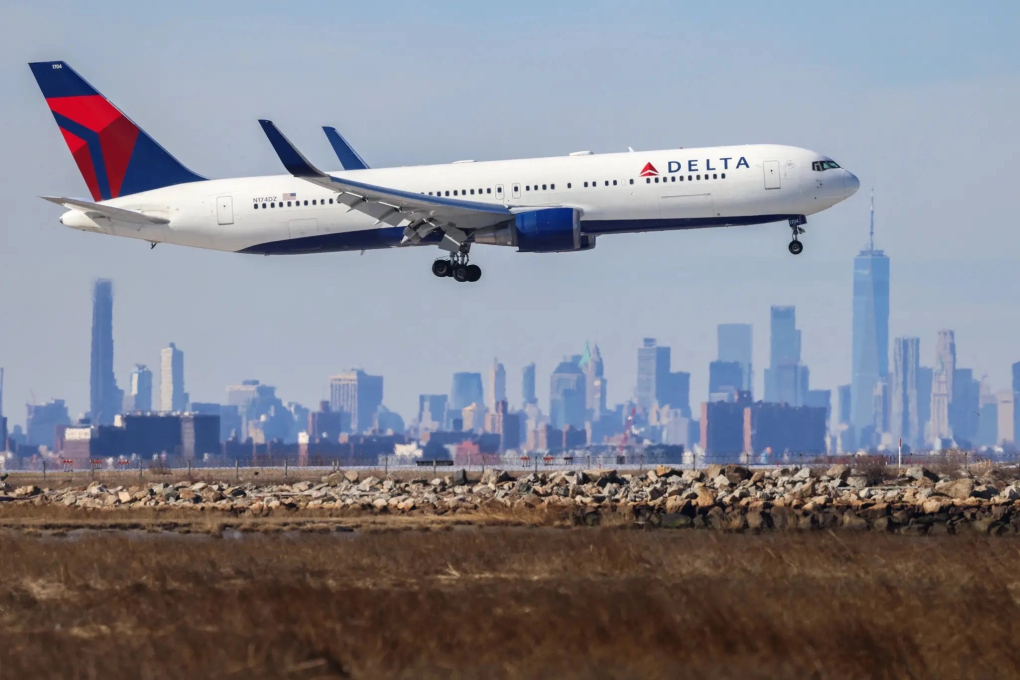 Một máy bay của hãng Delta Air Lines cất cánh từ sân bay quốc tế John F. Kennedy (JFK), New York tháng 2/2024. Ảnh: AFP