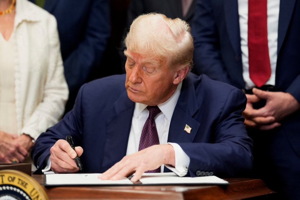 Tổng thống Mỹ Donald Trump ký sắc lệnh tại Nhà Trắng ngày 31/7. Ảnh: Reuters