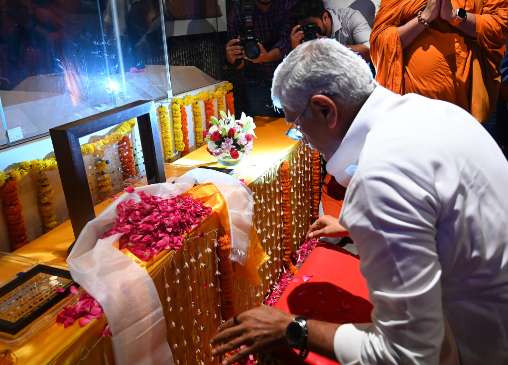 Bộ trưởng Văn hóa Ấn Độ Gajendra Singh Shekhawat đặt hoa trước BST đá quý của Đức Phật tại New Delhi, ngày 30/7. Ảnh: Reuters
