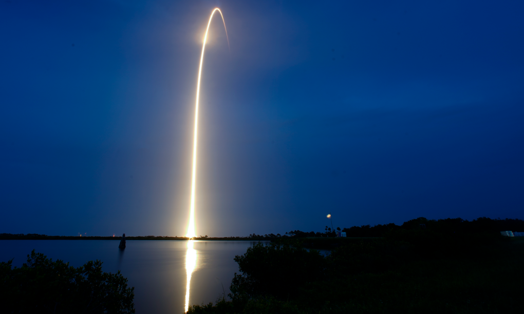 Tên lửa Falcon 9 mang theo các vệ tinh Starlink được phóng đi từ Florida tháng 7/2023. Ảnh: AP