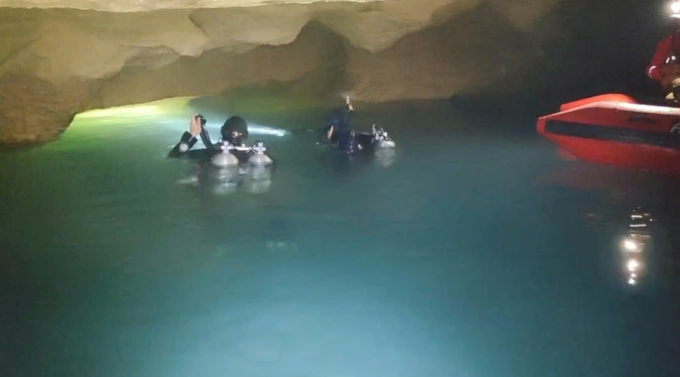 Hang động có lối vào khoảng 9 mét dưới mặt nước. Ảnh: 163