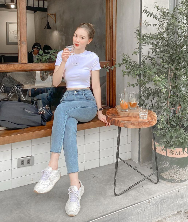 Vào mùa hè, chị em có thể diện quần jeans cùng áo croptop vừa thoải mái, vừa năng động. Cách mix amp; match này còn giúp chị em tôn dáng hiệu quả.