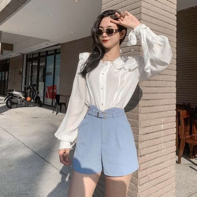 Quần short  chữ A cạp cao giúp tôn chân và tạo cảm giác thoáng mát. Kết hợp áo blouse tay bồng điệu đà, set đồ mang đến vẻ thanh lịch, nhẹ nhàng – hoàn hảo cho môi trường công sở ngày hè.