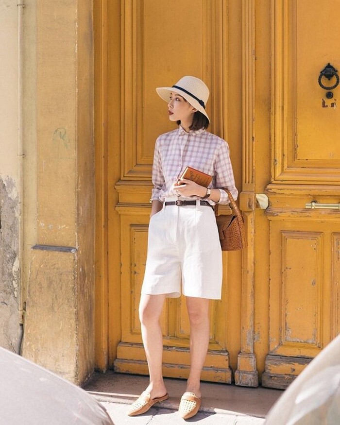 Quần short bermuda dài ngang gối phù hợp với nàng yêu phong cách vintage thanh lịch. Phối cùng sơ mi kẻ và phụ kiện cói, tổng thể vừa phóng khoáng vừa sang trọng, lý tưởng cho những chuyến đi chơi hay dạo phố cuối tuần.