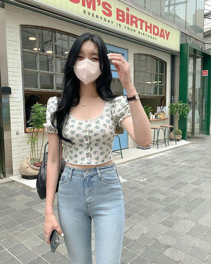 Chị em có thể phối quần jeans với nhiều kiểu áo crop top khác nhau để phù hợp với từng phong cách như áo tank top cá tính hoặc áo tay bồng nữ tính.