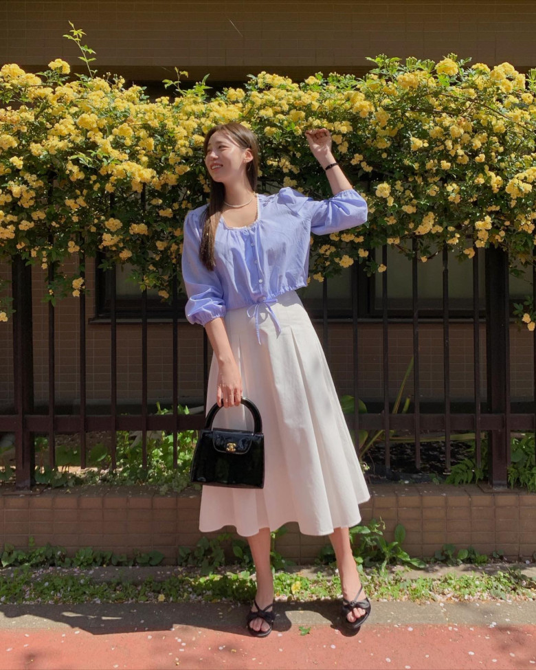 Thay vì chân váy ngắn cũn, chị em nên chọn váy dài ngang hoặc quá gối. Phối cùng áo blouse tay bồng nữ tính, thoáng mát mà không kém phần thanh lịch trong ngày hè.