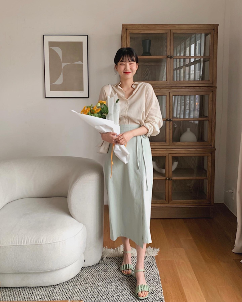 Hãy chọn những item có chất liệu mỏng nhẹ sẽ giúp chị em dễ thoát mồ hôi. Đồng thời, vì có độ dài vừa phải, cách mix amp; match này sẽ giúp chị em che chắn được làn da dưới ánh nắng, giúp bạn dễ chịu hơn trong mùa hè.