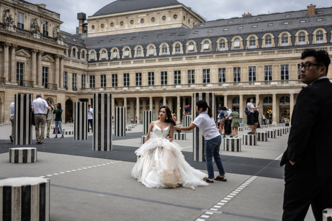 Cô dâu chụp ảnh cưới ở Paris, Pháp, tháng 8/2024. Ảnh: Guardian