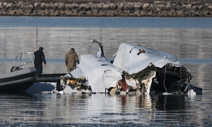 Hiện trường vụ tai nạn máy bay của PSA Airlines và trực thăng lục quân Mỹ dọc theo sông Potomac gần Sân bay Quốc gia Ronald Reagan hôm 30/1. Ảnh: NPR