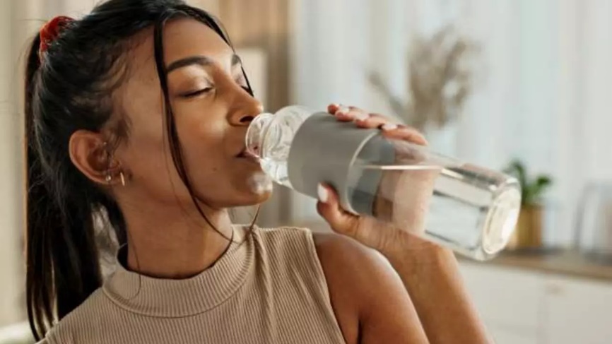 Uống nước trước bữa ăn giúp ngăn ngừa ăn quá nhiều bằng cách tạo cảm giác no…