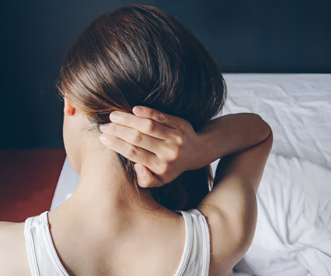 Sự thâm đen bất thường sau gáy kèm theo da dày lên và sần sùi có thể là biểu hiện của chứng gai đen. (Ảnh minh hoạ).