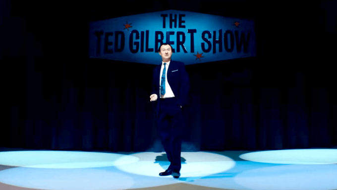 Mark Gatiss trong vai MC Ted Gilbert. Ảnh: Marvel Studios