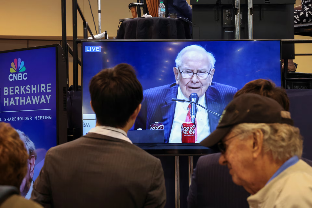 Warren Buffett, Chủ tịch kiêm CEO Berkshire Hathaway, phát biểu tại đại hội cổ đông thường niên công ty tại Omaha, Nebraska, Mỹ, ngày 3/5. Ảnh: Reuters