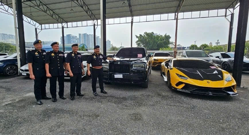 Siêu xe Lamborghini, Rolls-Royce, Aston Aston Martin... bị tịch thu vì không nộp thuế đường bộ, không mua bảo hiểm...- Ảnh 2.