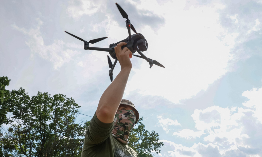 Học viện tại trường dạy lái drone tại Ukraine hồi tháng 6/2023. Ảnh: Reuters