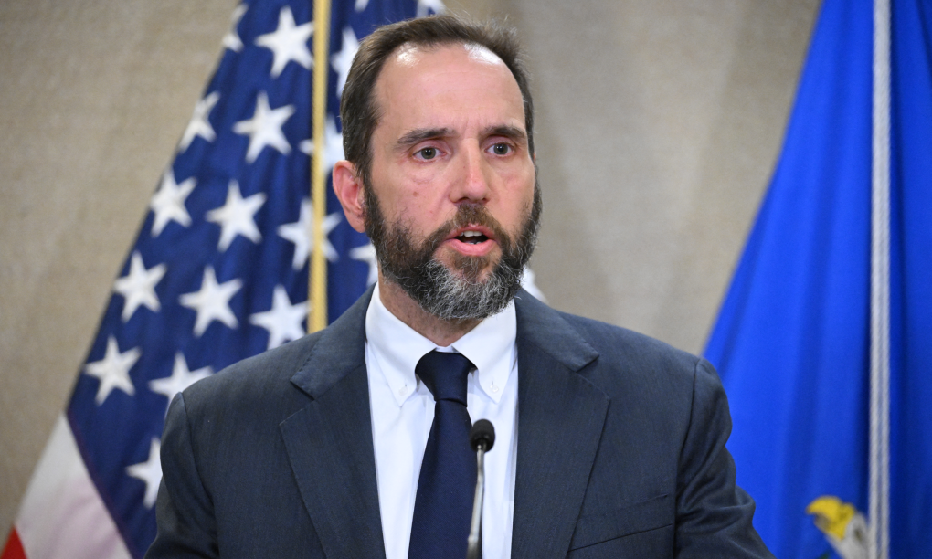 Jack Smith phát biểu tại cuộc họp báo ở trụ sở Bộ Tư pháp Mỹ năm 2023. Ảnh: AFP