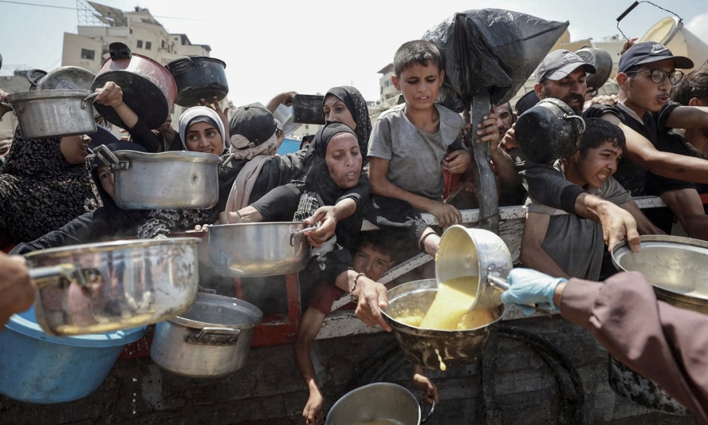 Người dân chen chúc  nhận thức ăn từ một bếp từ thiện trong bối cảnh khủng hoảng nạn đói ở Gaza City ngày 28/7. Ảnh: Reuters