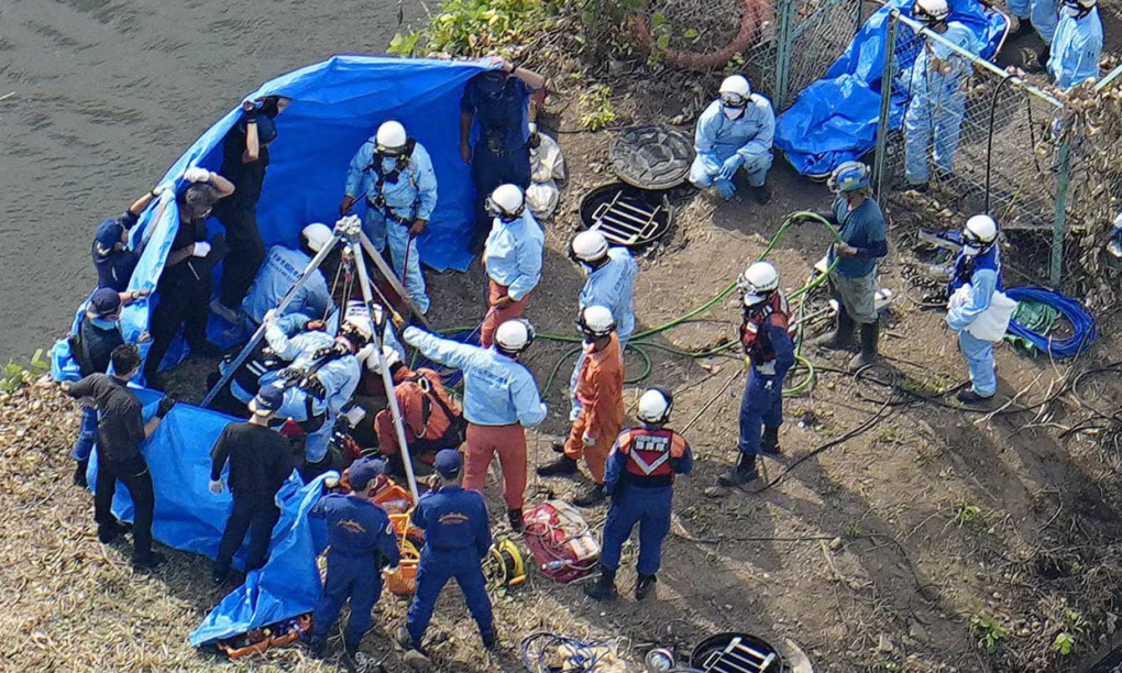 Lực lượng cứu nạn làm việc tại hiện trường vụ công nhân ngã xuống hố ga ở Gyoda hôm 2/8. Ảnh: Kyodo