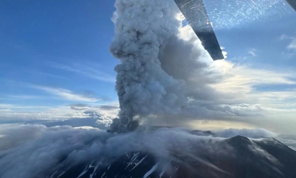 Cột tro bụi từ núi lửa Krasheninnikov ngày 3/8. Ảnh: RBC