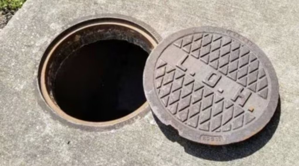 Một bé trai ở làng Rajokri, phía tây nam Delhi, Ấn Độ bị nước lũ cuốn xuống miệng ống cống không nắp đậy trưa 31/7. Ảnh minh họa: Indianexpress