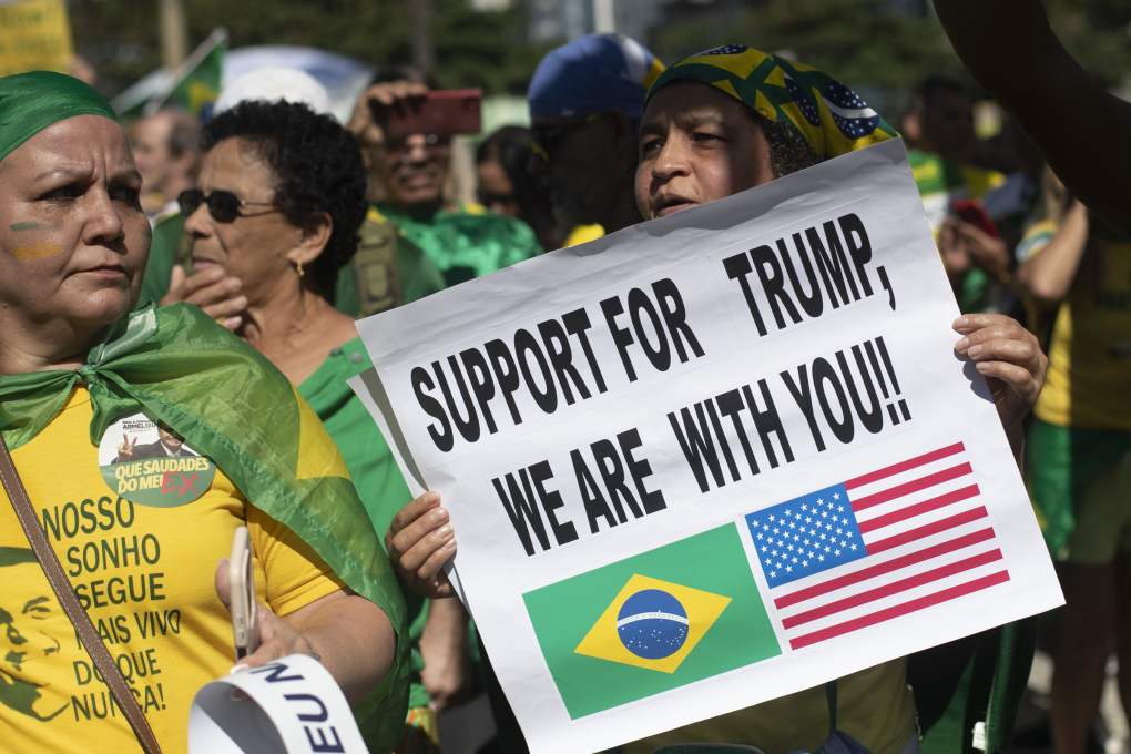 Người biểu tình cầm biểu ngữ ủng hộ Tổng thống Mỹ Donald Trump tại Rio de Janeiro, Brazil, ngày 3/8. Ảnh: AP