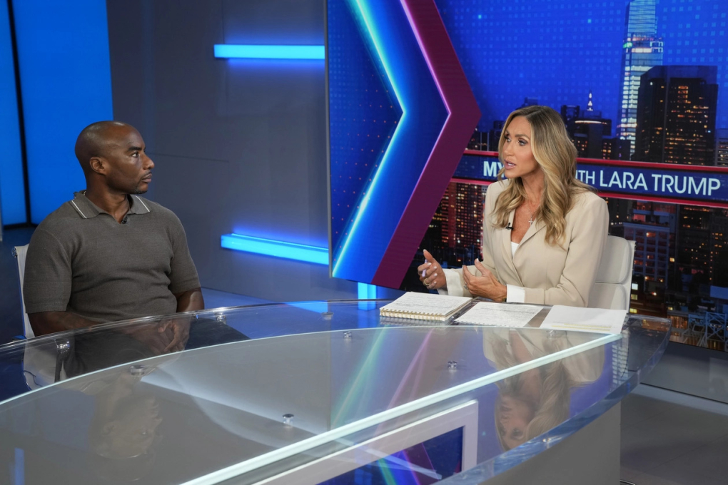 Nhà sản xuất truyền thông nổi tiếng Charlamagne Tha God trong phỏng vấn với Lara Trump trên Fox News, ngày 31/7. Ảnh: AP