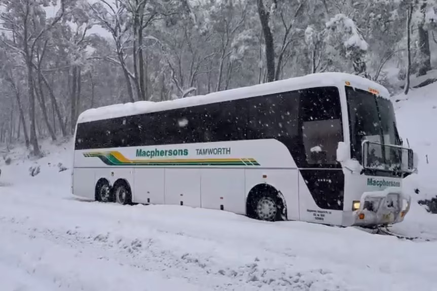 Xe buýt di chuyển trong tuyết dày ở New England, Australia. Ảnh: ABC News