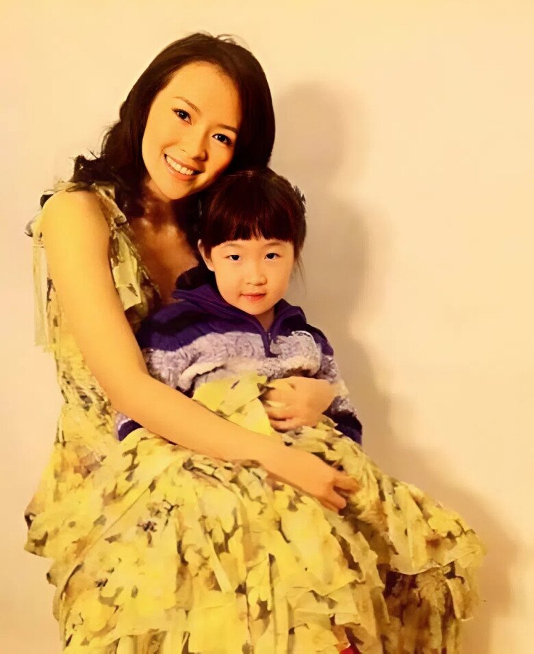 Chương Tử Di và cô cháu gái Nguyệt Lượng có nhiều nét tương đồng về ngoại hình.