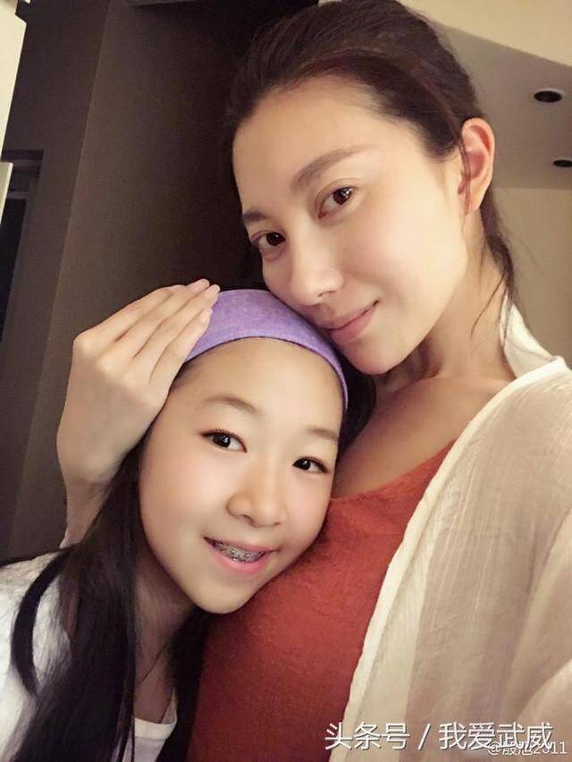 Cô bé cũng được mẹ chú ý chăm sóc ngoại hình khi từ nhỏ đã được niềng răng.