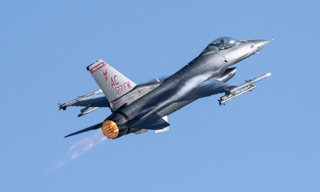 Tiêm kích F-16 Mỹ cất cánh từ sân bay tại bang New Jersey tháng 2/2024. Ảnh: USAF