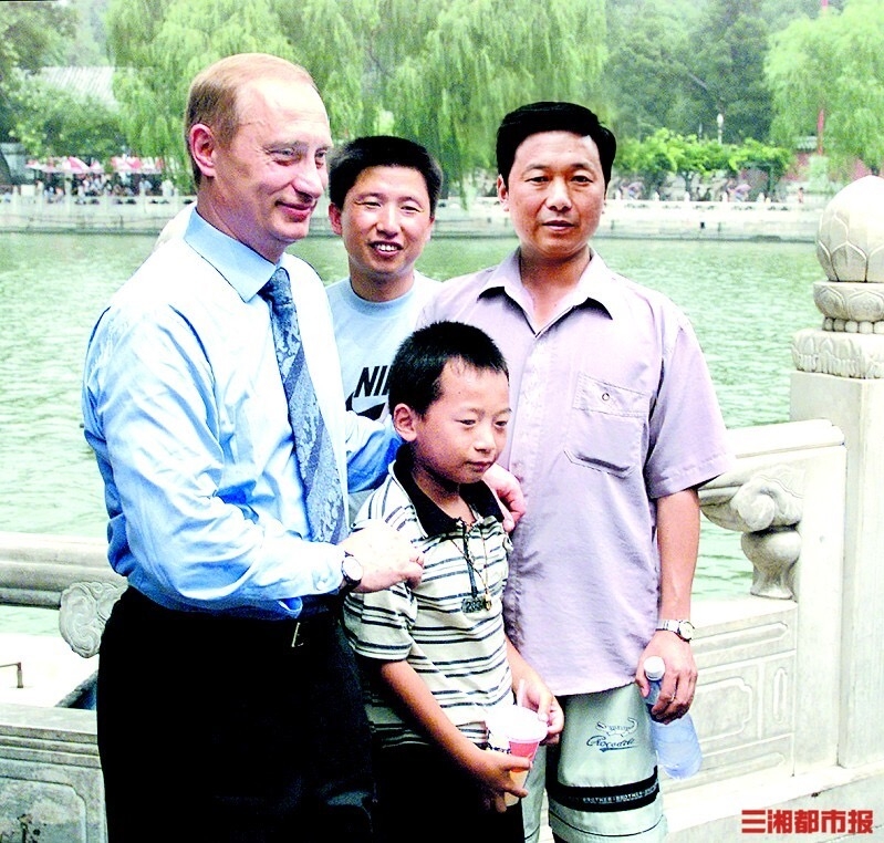 Tổng thống Nga Vladimir Putin chụp hình cùng Bành Phái ở Trung Quốc, năm 2000. Ảnh: Xinhua