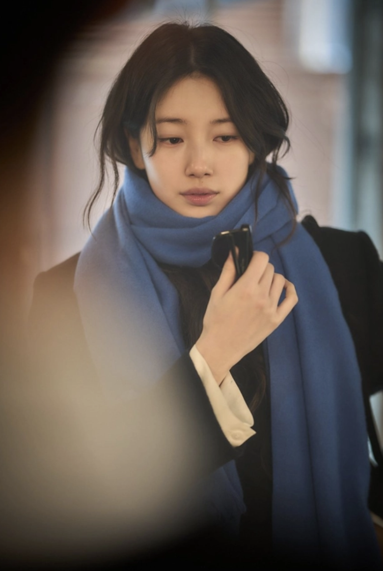 Nhờ lối sống cân bằng và chăm chỉ trong các bước dưỡng da, Suzy không chỉ giữ được làn da mịn màng, tươi sáng mà còn duy trì được vóc dáng khỏe mạnh cùng thần thái rạng ngời, đầy sức sống.