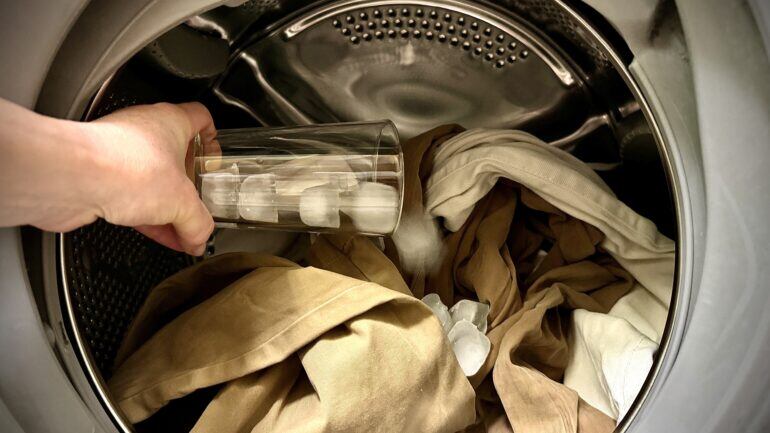 Học hàng xóm cho 3 viên đá lạnh vào máy giặt, tôi bất ngờ với điều đã xảy ra - 3