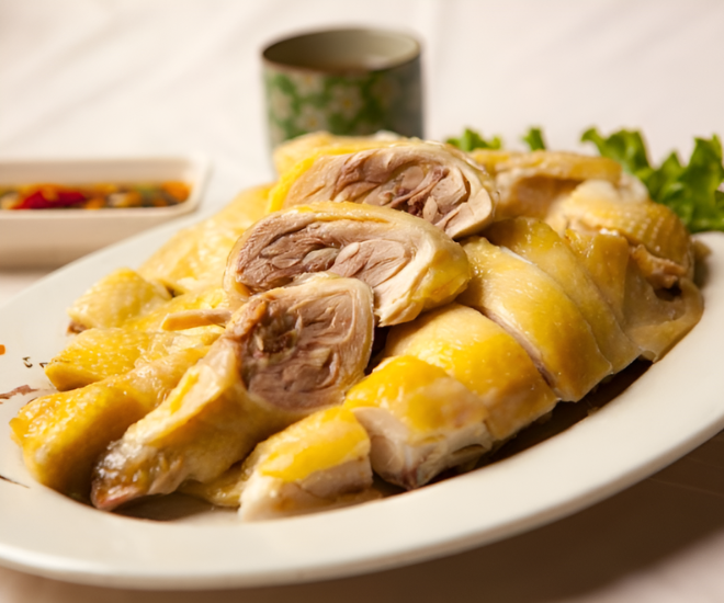 Việc lạm dụng thịt gà không chỉ không mang lại lợi ích mà còn gây hại cho sức khỏe. (Ảnh minh hoạ).