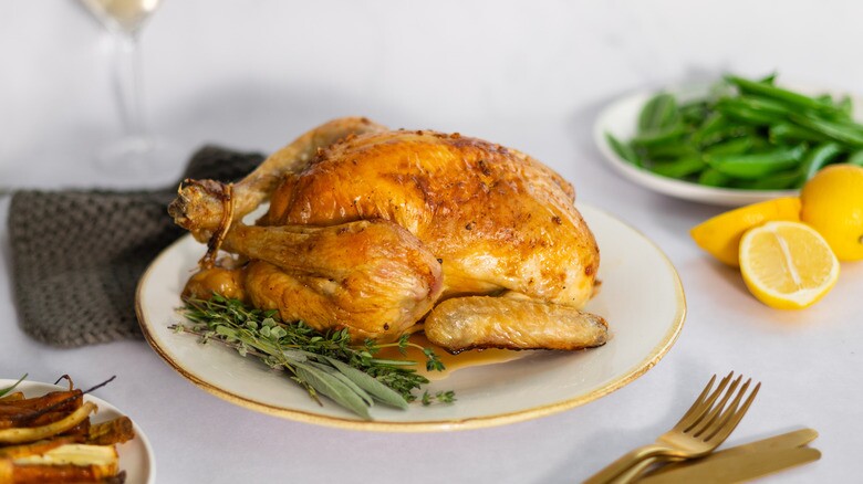 Ăn thịt gà với lượng lớn, đặc biệt khi chiên rán, làm tăng đáng kể mức cholesterol xấu trong máu. (Ảnh minh hoạ).