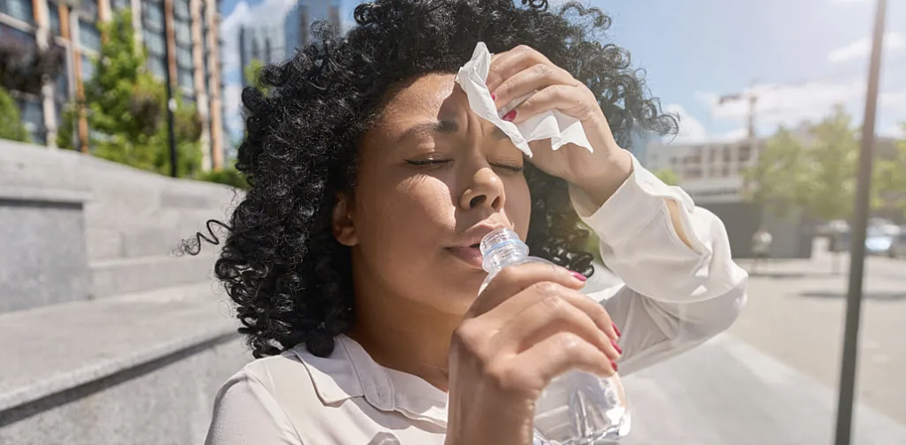 Thay vì rửa mặt, ngâm tay trong nước lạnh giúp cơ thể hạ nhiệt nhanh hơn. Ảnh minh họa: BBCSciencefocus