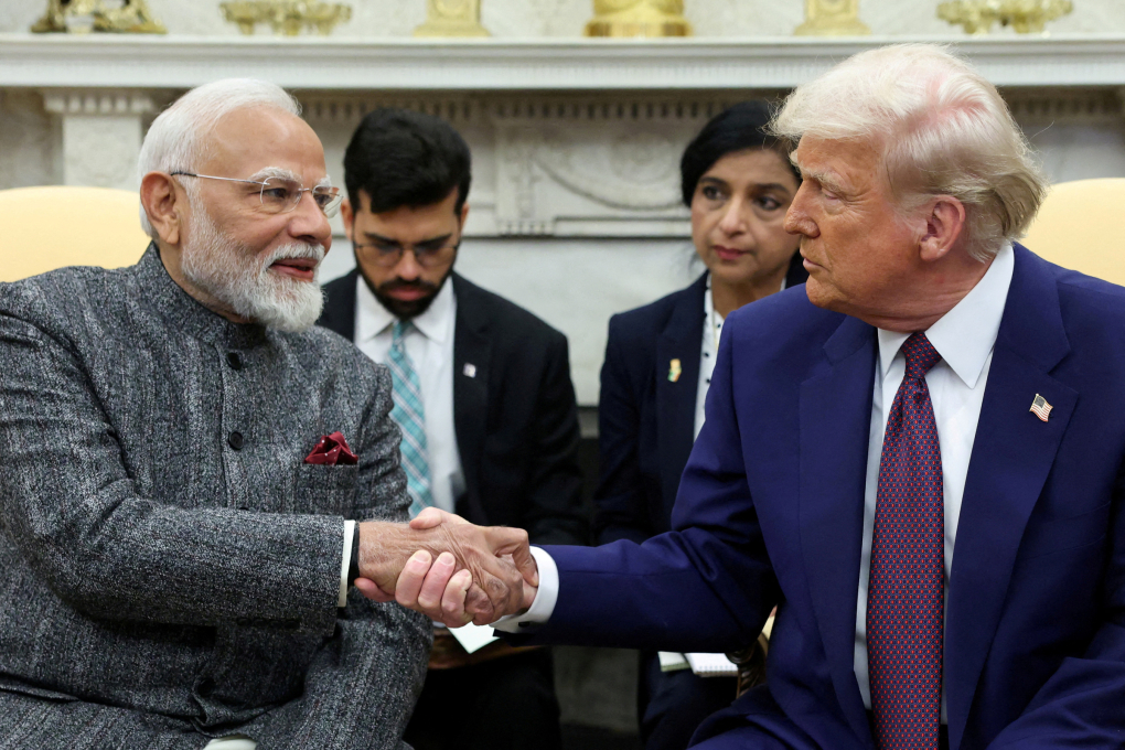 Tổng thống Mỹ Donald Trump và Thủ tướng Ấn Độ Narendra Modi bắt tay tại Nhà Trắng ngày 13/2. Ảnh: Reuters