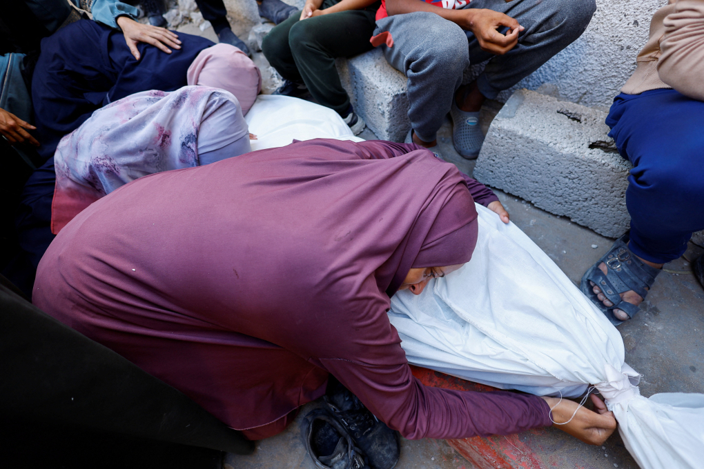 Người mẹ Palestine đến bệnh viện Al-Shifa nhận xác con trai, Mohammed Al-Motawak, thiệt mạng ngày 4/8 trên đường đi xin lương thực. Ảnh: Reuters