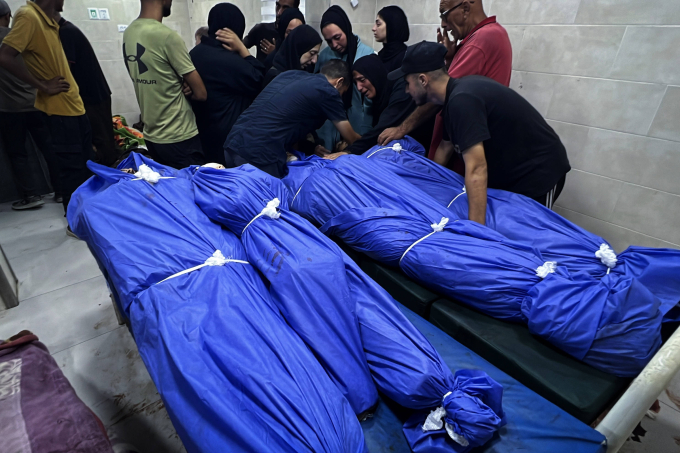 Thi thể các nạn nhân vụ tập kích ở trại tị nạn Nuseirat, miền trung Dải Gaza, được mang về bệnh viện Al-Awda và quấn trong vải nilon xanh trong ngày 29/7. Ảnh: Reuters