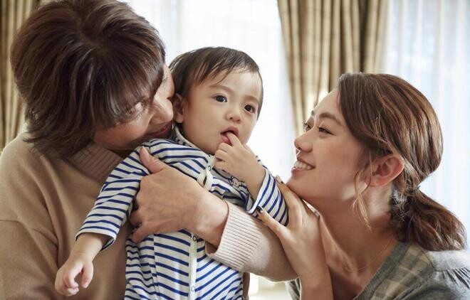 Khi cháu ngoại chào đời, tôi đã tới nhà con gái giúp chăm cháu. (Ảnh minh họa)