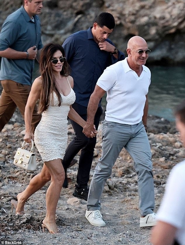 Vợ chồng tỷ phú Jeff Bezos cùng đeo kính giống nhau, tay trong tay đi nghỉ dưỡng. Ảnh: Backgrid