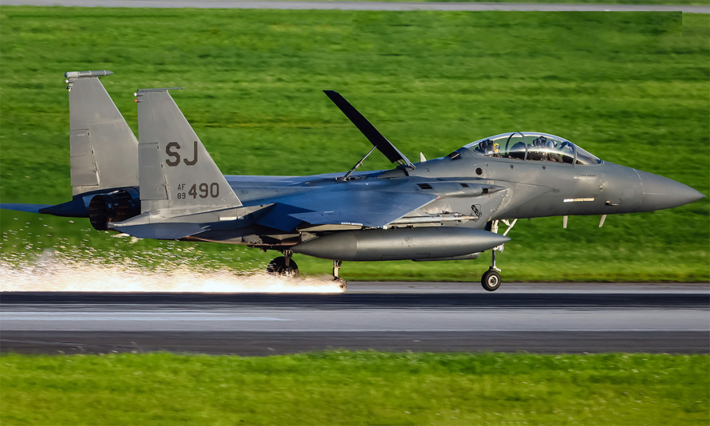 Tiêm kích F-15E Mỹ mài càng đáp xuống đường băng ở căn cứ không quân Kadena, Nhật Bản ngày 8/4. Ảnh: Airliners/Airshi