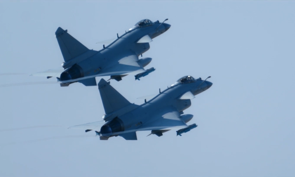 Tiêm kích J-10C tại cuộc diễn tập trong video CCTV công bố hôm 3/8. Ảnh chụp màn hình