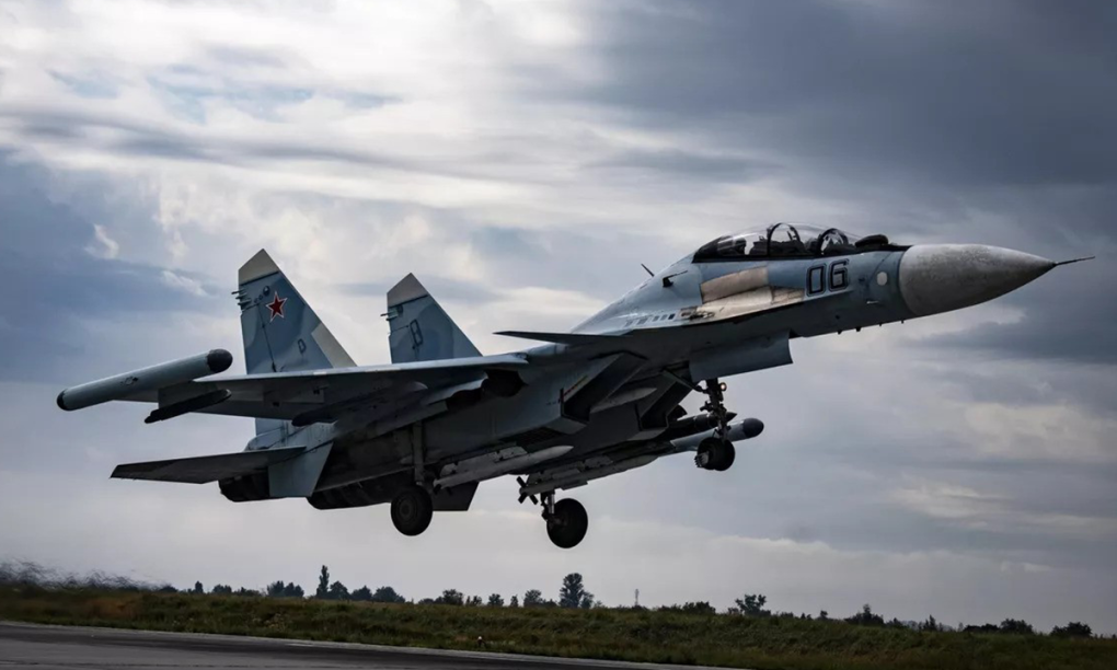 Tiêm kích Su-30SM Nga tại một sân bay không nêu tên vào tháng 7/2022. Ảnh: RIA Novosti