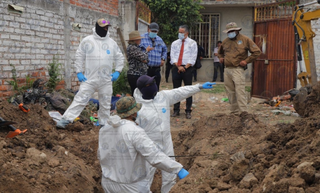 Nhân viên pháp y và cảnh sát bang Guanajuato khai quật thi thể trong nông trại ở La Calera ngày 30/7. Ảnh: Văn phòng Công tố bang Guanajuato