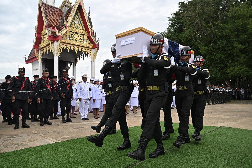 Binh sĩ Thái Lan khiêng quan tài của Theerayuth Krajangthong, 22 tuổi, thiệt mạng trong đụng độ giữa Thái Lan và Campuchia, trong tang lễ tại một ngôi chùa ở tỉnh biên giới Buriram ngày 30/7. Ảnh: AFP