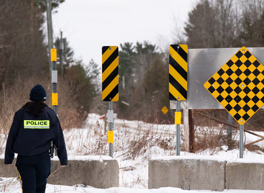 Cảnh sát Canada tại biên giới với Mỹ ở tỉnh Quebec. Ảnh: Canadian Press