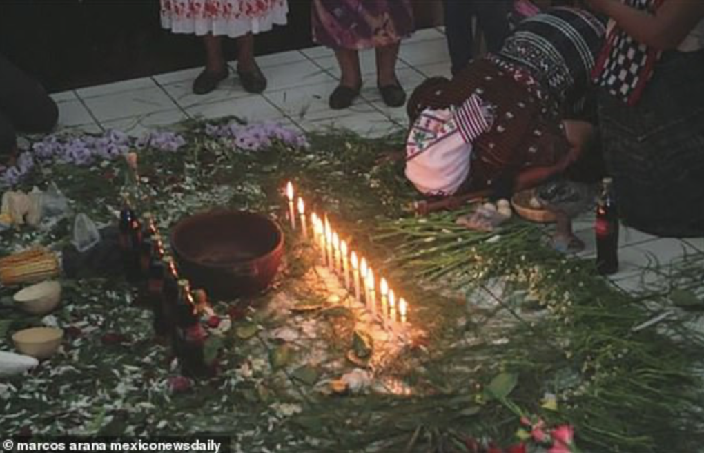 Các pháp sư ở bang Chiapas, Mexico sẽ sử dụng đồ uống có ga làm đồ tế lễ, như một phần của các nghi lễ tôn giáo của họ. Ảnh: Marcos Arana